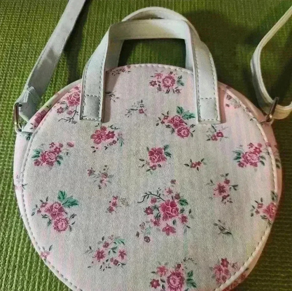 Mint green with detail silk lining.Round Purse with over shoulder and hand strap - Picture 3 of 10